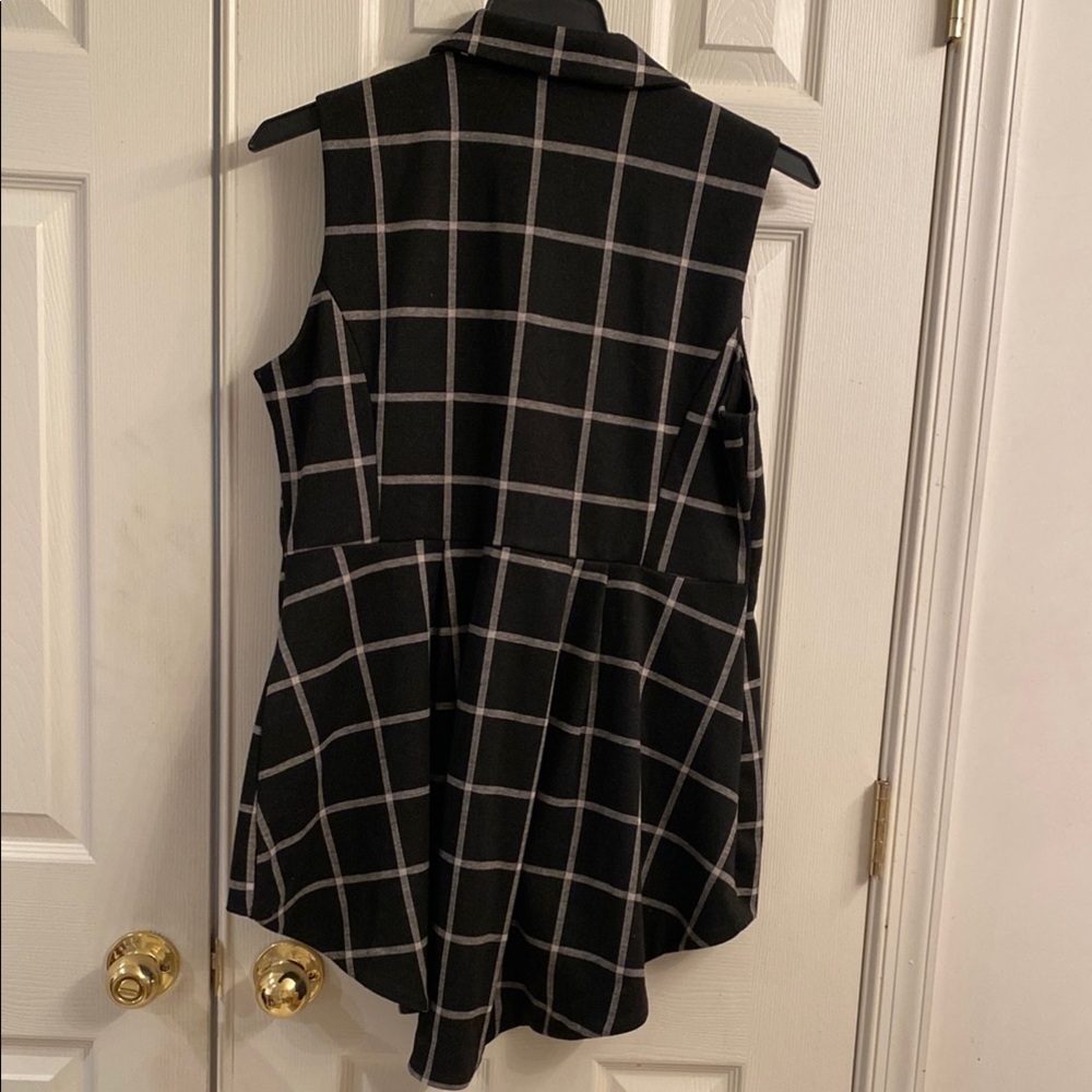 Black and White Plaid Sleeveless Blazer - Picture 4 of 6
